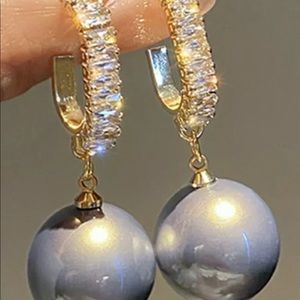 Elegant gray pearl earrings
